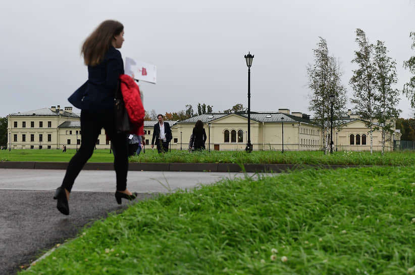 В 1993 года была основана Высшая школа менеджмента СПбГУ. Спустя 30 лет ВШМ — единственная в России бизнес-школа, которая получила «тройную корону» аккредитаций трех самых авторитетных международных ассоциаций: AMBA, EQUIS, AACSB