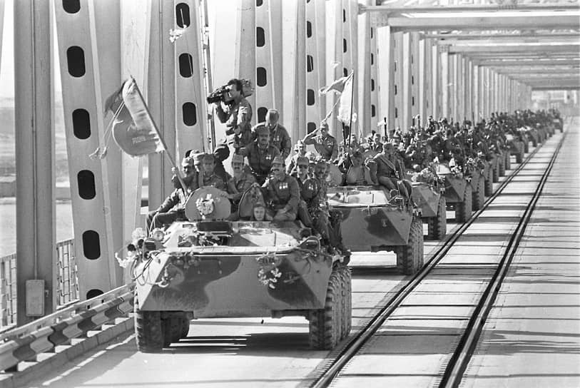 Февраль 1989 г. Вывод советских войск из Афганистана. Встреча воинов-афганцев на границе