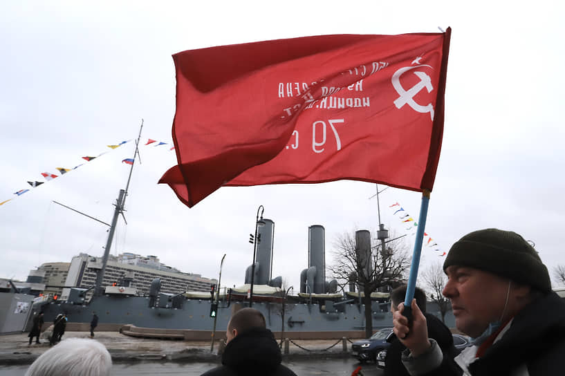 Активисты КПРФ и союзных организаций отметили день создания Рабоче-крестьянской Красной армии (23 февраля) в Нахимовском сквере около крейсера «Аврора»