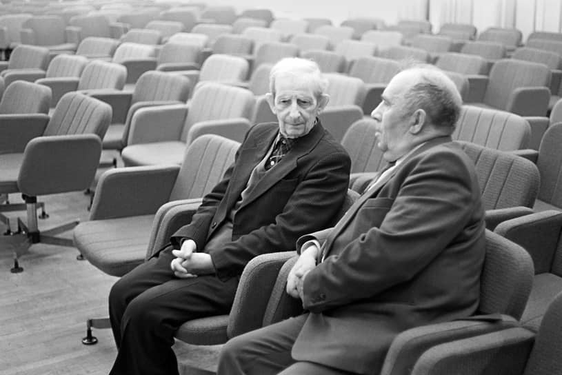 Ноябрь 1994 г. Визит депутатов Госдумы в Федеральный ядерный центр ВНИИЭФ. Академики Юлий Харитон (слева) и Юрий Романов (справа) в перерыве заседания