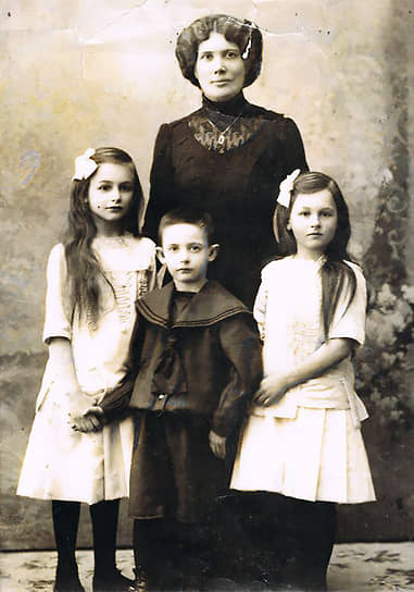 1900-е гг. Юлий Харитон с сестрами по отцу Лидией и Анной и воспитательницей Розалией Ивановной Лоор