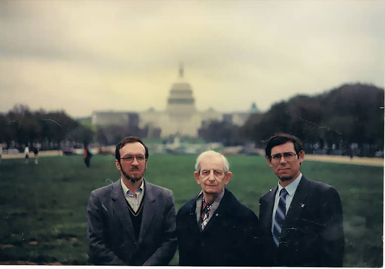 1991 г. Юлий Харитон с внуком Алексеем Семеновым и врачом Анатолием Семиным у Капитолия в Вашингтоне