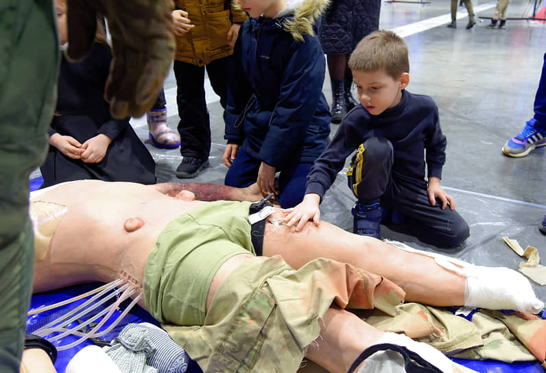 Посетители выставки «Русские меняют мир»  во время мастер-класса по оказанию первой медицинской помощи