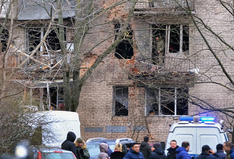 По данным Росгвардии, из жилого здания были эвакуированы около 100 человек
