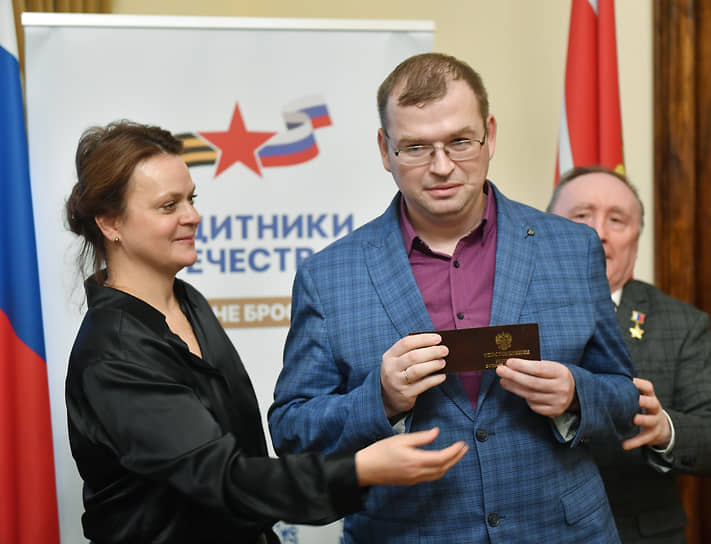 Председатель фонда «Защитники Отечества» Анна Цивилева (слева) и военный летчик, герой России Валерий Чухванцев (справа) 