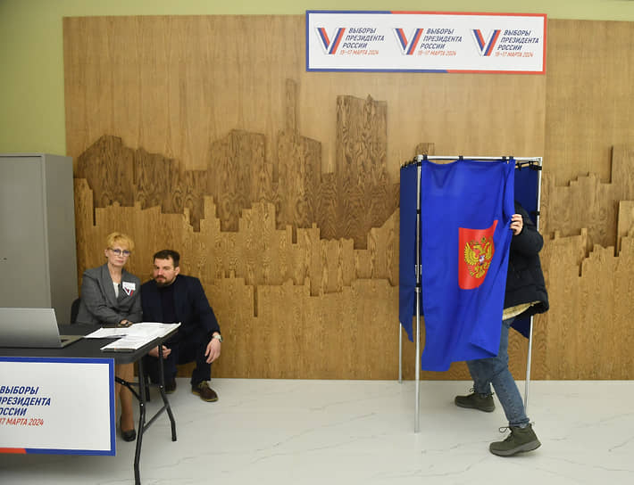 Второй день голосования. Избиратель на временном участке на Московском вокзале
