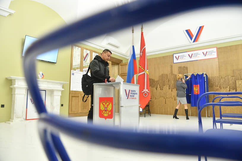 Второй день голосования. Избиратель на временном избирательном участке на Московском вокзале