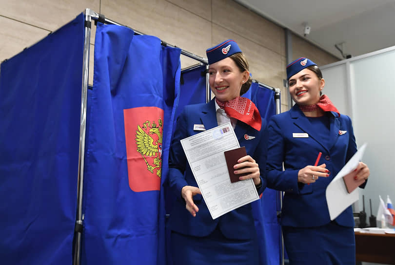 Второй день голосования. Стюардессы на временном избирательном участке международного аэропорта Пулково