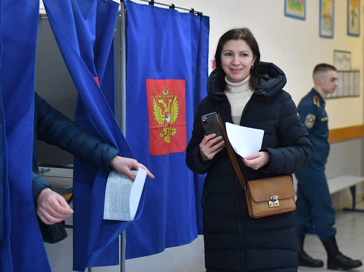 Третий день голосования. Избиратели во время голосования на избирательном участке № 1731