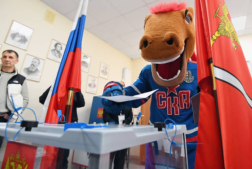 В первый день голосования свой выбор сделали и хоккеисты петербургского клуба СКА. Они пришли на участок всей командой вместе с тренером и своим талисманом — Конем-Огнем
