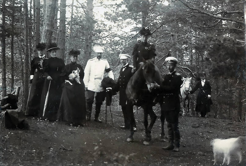 Май 1895 г. Лейб-хирург Александра III Николай Вельяминов (в центре) с Императрицей Марией Федоровной и цесаревич Георгий Александрович на конной прогулке