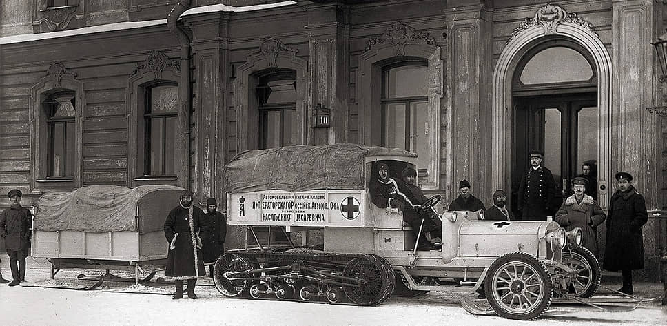 1916 г. Первая мировая война. Санитарный автомобиль «Остин-Кегресс» перед отправкой на фронт около здания на Дворцовой наб., д. 10