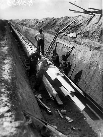 1932 г. СССР, Ленинград. Работы по монтажу деревянного водовода