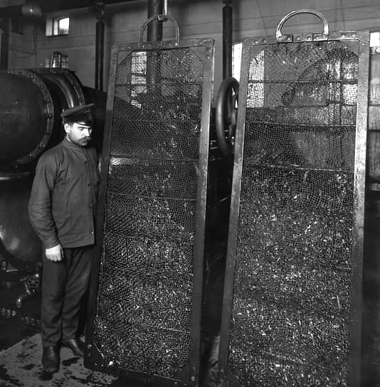 1913 г. Российская империя, Санкт-Петербург. Сетки фильтров, изъятые для прочистки на Петербургской водопроводной станции