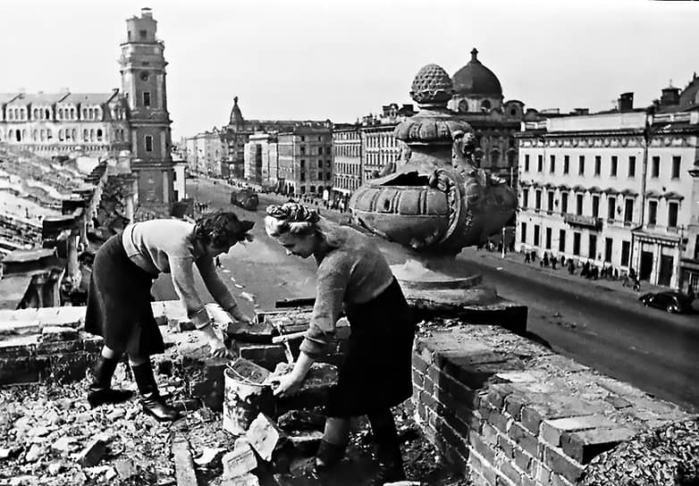 1944 г. Восстановление крыши Гостиного двора на Невском проспекте