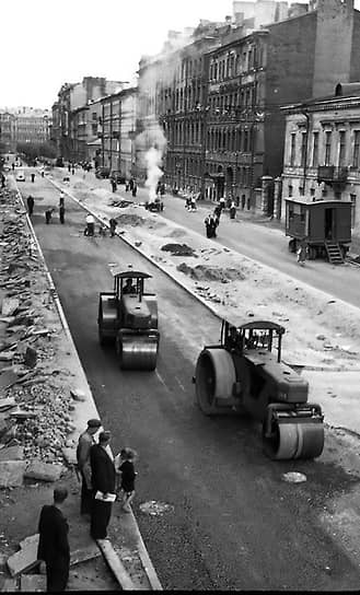 1946 г. Восстановление дорожного покрытия на улице Правды