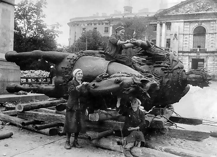 1945 г. Подготовка возвращения памятника Петру I на пьедестал на историческое место возле Инженерного замка