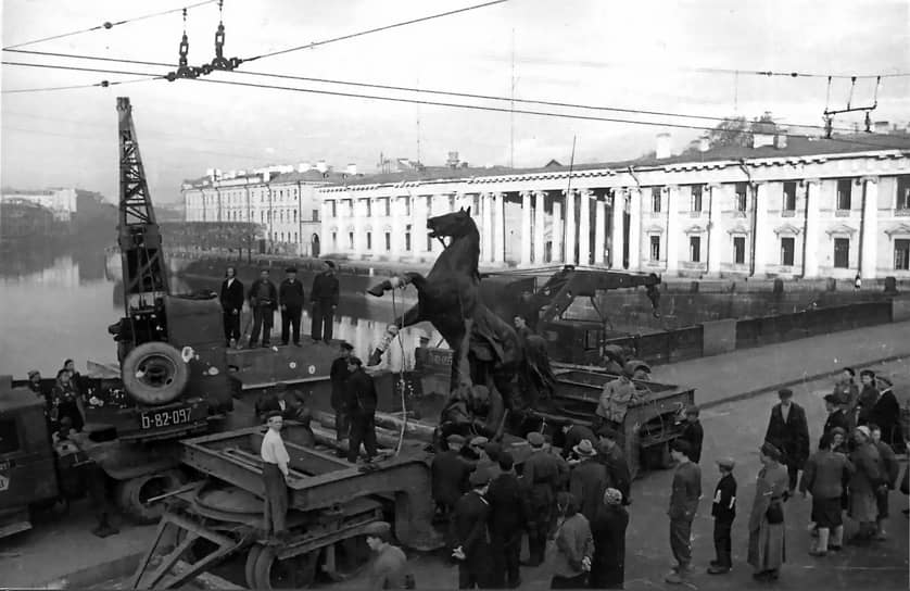 1945 г. Работы по установке одной из скульптурных групп П. К. Клодта «Укрощение коня» на Аничковом мосту