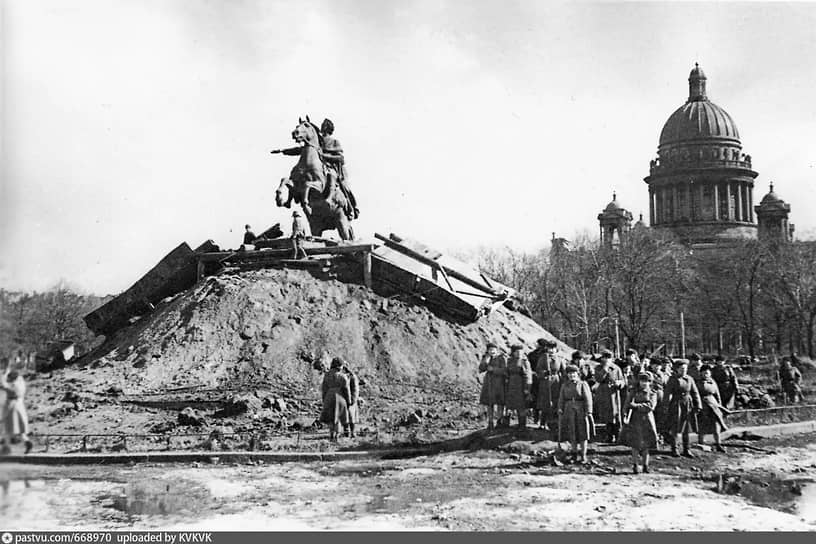 1945 г. Разборка укрытия Медного всадника на площади Декабристов