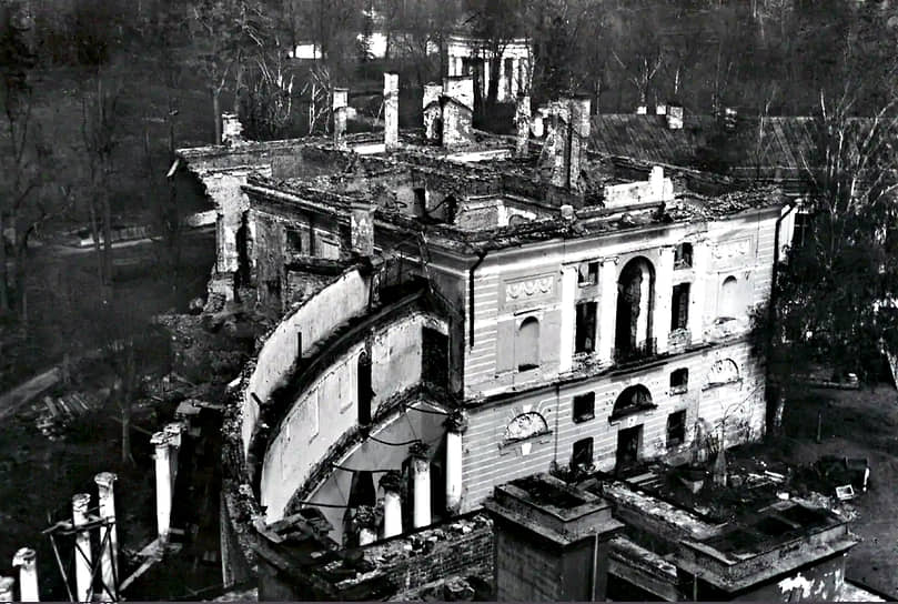 1944 г. Разрушенный северный корпус и галерея Павловского дворца