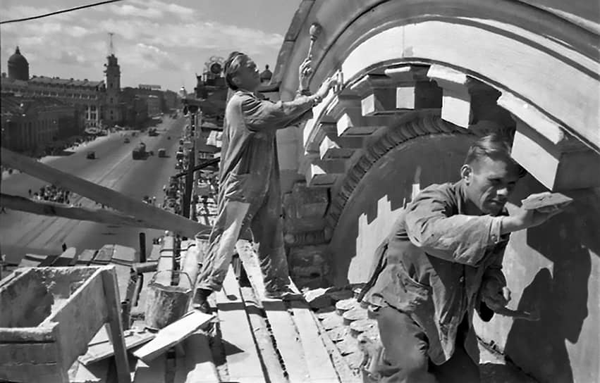 1945 г. Восстановление фасадов домов на Невском проспекте