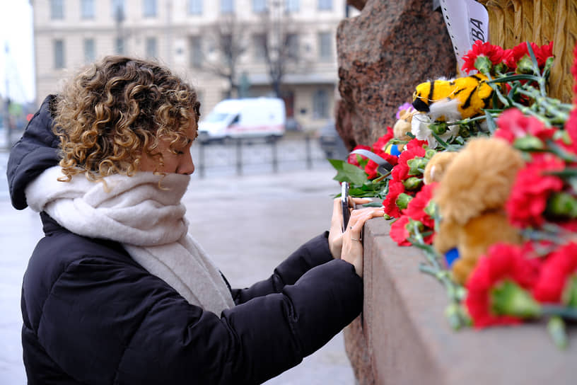 Акция памяти жертв теракта в подмосковном концертном зале «Крокус Сити Холл» в Санкт-Петербурге. Петербуржцы несут цветы к стихийному мемориалу у станции метро «Технологический институт»