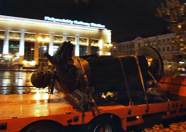 24 октября 2009 г. Поврежденный памятник Владимиру Ленину увозят на реставрацию