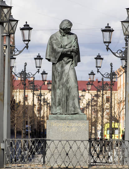 Памятник Гоголю на Малой Конюшенной улице, установленный в 1997 году 