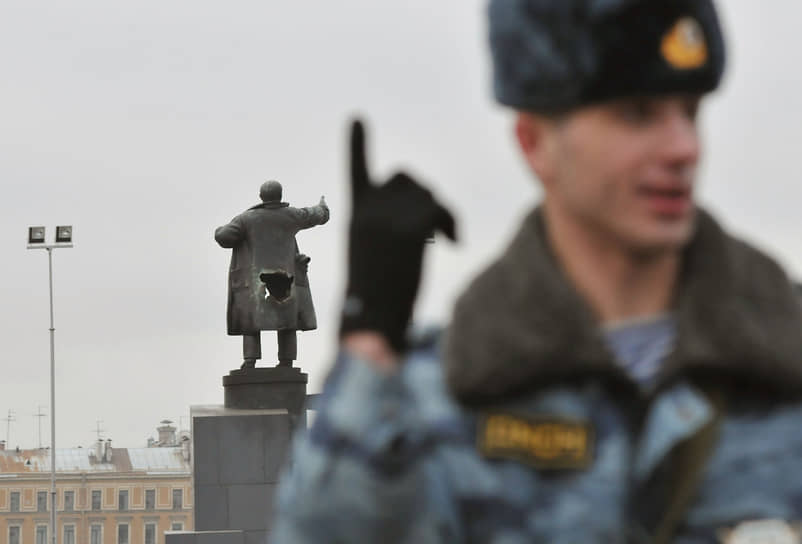 1 апреля 2009 г. Сотрудник ОМОНа в оцеплении на фоне памятника Владимиру Ленину