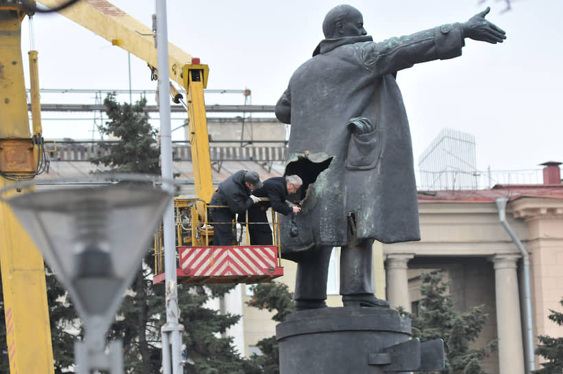 1 апреля 2009 г. Специалисты-реставраторы осматривают повреждения на памятнике Владимиру Ленину спустя шесть часов после его подрыва