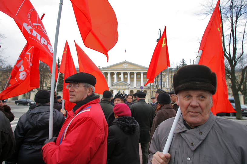 1 апреля 2009 г. Митинг коммунистов у Смольного против акта вандализма в отношении памятника Владимиру Ленину
