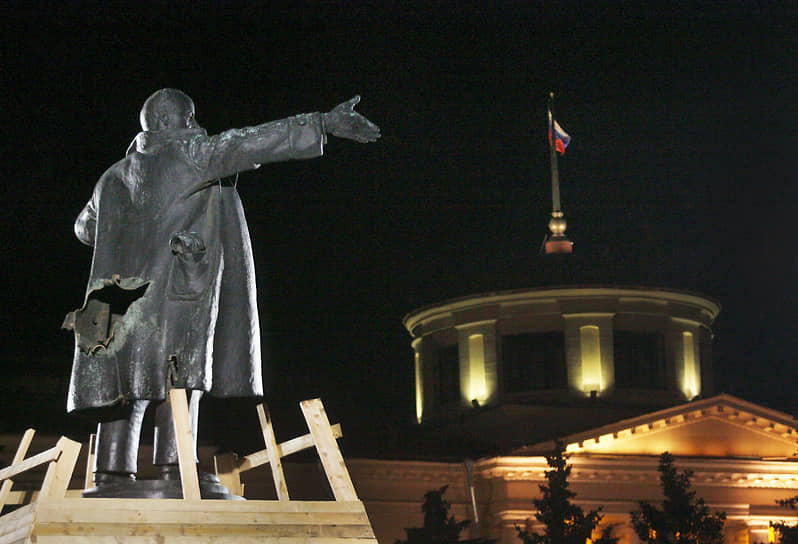 Ночь на 2 апреля 2009 г. Сооружение саркофага вокруг памятника Владимиру Ленину