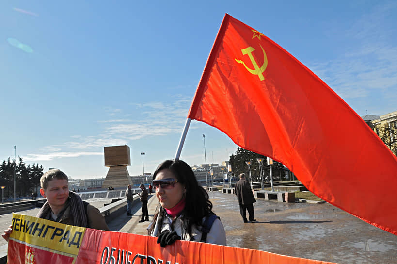 4 апреля 2009 г. Митинг сторонников КПРФ «Путина и правительство в отставку!» на фоне саркофага вокруг взорванного за три дня до этого памятника Владимиру Ленину
