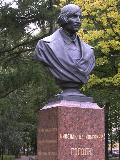 Бронзовый бюст писателя Николая Гоголя скульптора Василия Крейтана в Александровском саду