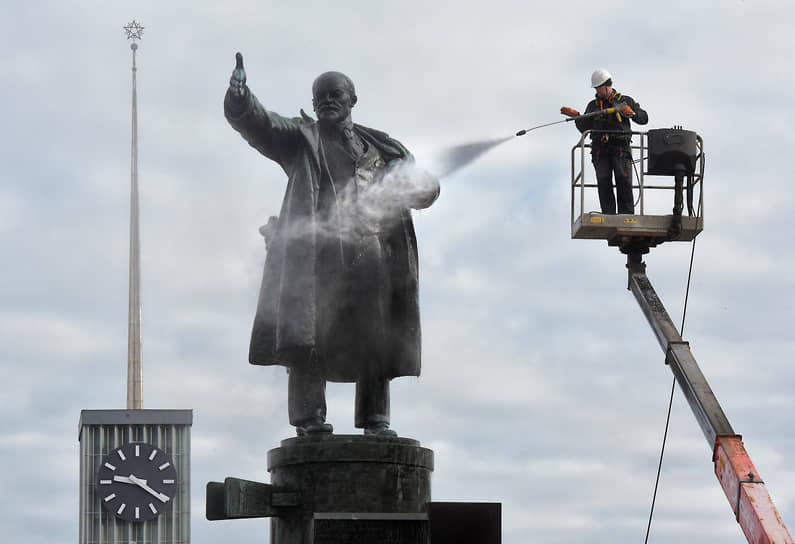 За 15 лет со дня тех событий больше никаких эксцессов с памятником Ленину не случалось