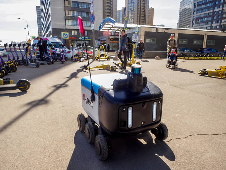 Робот-доставщик Яндекса (робот-курьер) на бульваре Менделеева в Мурино
