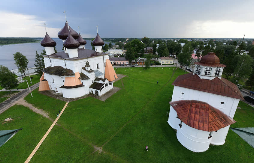 Виды города Каргополь с колокольни на Рождественский собор (слева) и Введенскую церковь