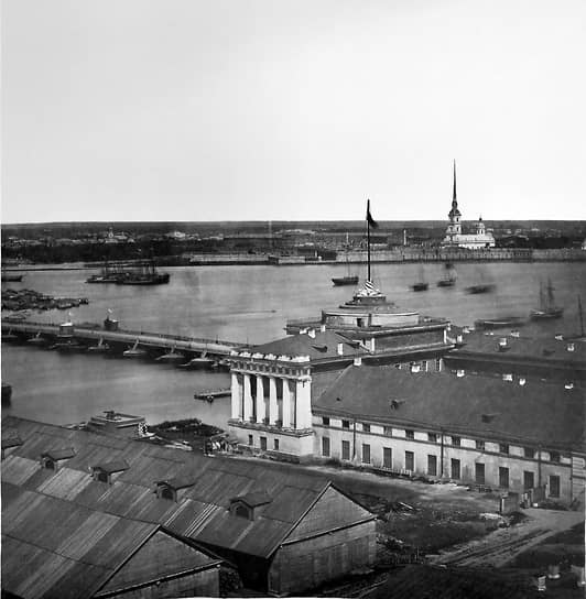 1861 год. Вид с башни Адмиралтейства на акваторию Невы и Петропавловскую крепость. В левом нижнем углу фотографии — сигнальная пушка Адмиралтейства