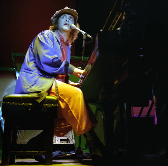 Элтон Джон во время выступления в Большом концертном зале «Октябрьский»