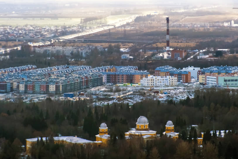 Ноябрь 2021 г.  Здания Пулковской обсерватории на фоне новых жилых кварталов