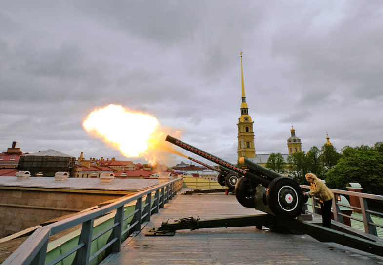 Празднование Дня города в Санкт-Петербурге. Церемонии полуденного выстрела