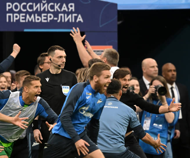 Главный тренер «Зенита» Сергей Семак и игроки команды после финального свистка
