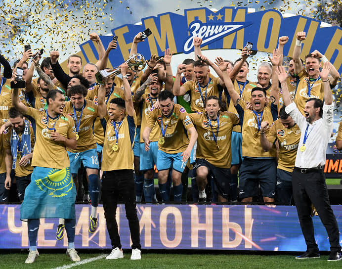 Игроки команды «Зенит» и ее главный тренер Сергей Семак (справа) празднуют во время церемонии награждения победителей чемпионата