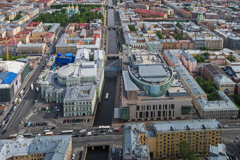 Июнь 2017 год. Вид сверху на здания первой и второй сцен Мариинского театра