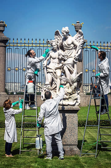 Подготовка к открытию Летнего сада. Сотрудники во время очистки скульптуры «Мир и Победа» («Ништадтский мир»)