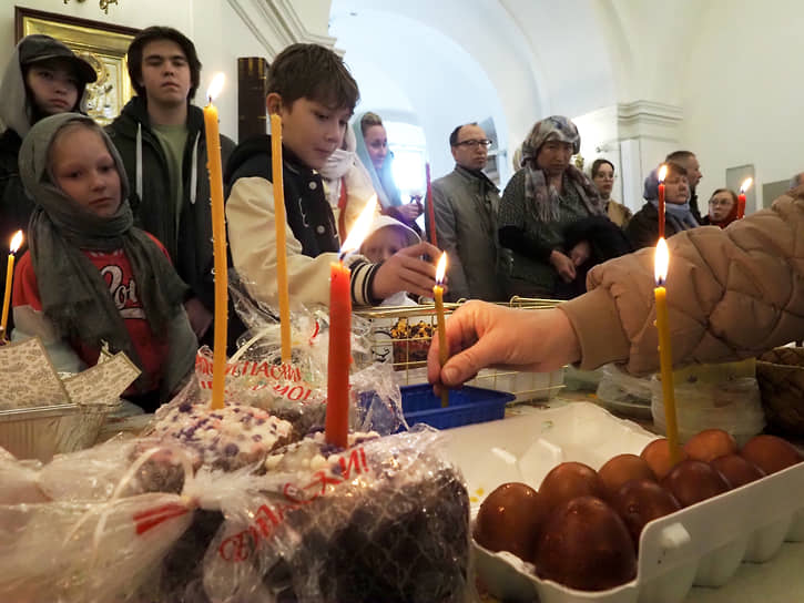 Прихожане Владимирского собора в канун Светлого Христова Воскресения