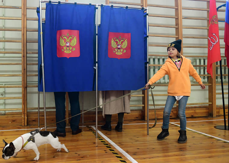 Избиратели во время голосования на избирательном участке. 