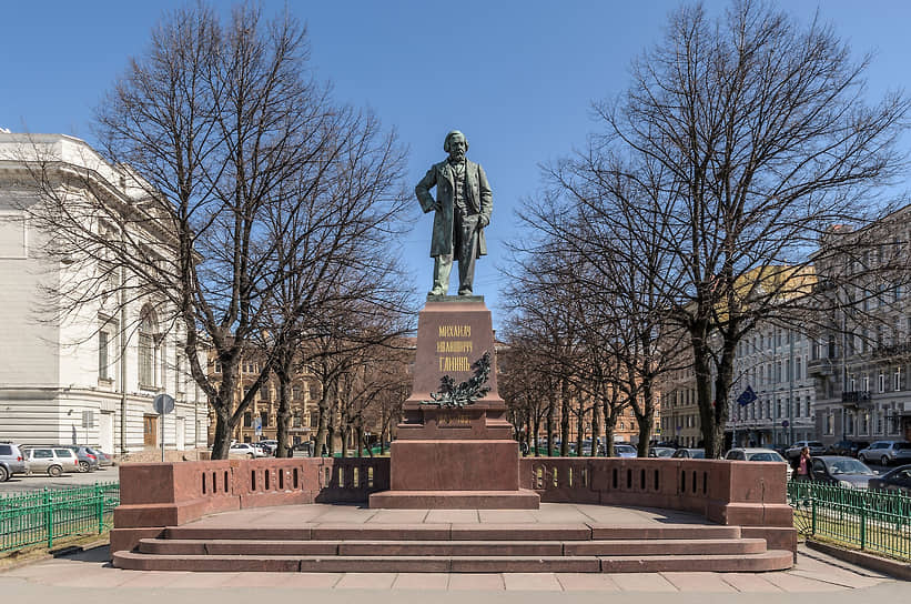 Памятник Михаилу Ивановичу Глинке на Театральной площади Санкт-Петербурга