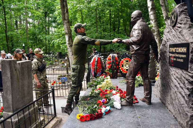 Участники ЧВК «Вагнер» возле памятника Евгению Пригожину на Пороховском кладбище