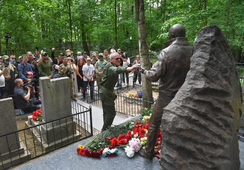 Участники ЧВК «Вагнер» возле памятника  Евгению Пригожину на Пороховском кладбище